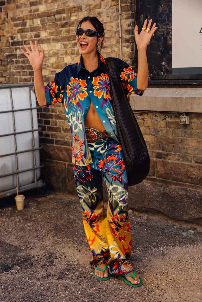 Los 'total look' encajan muy bien con chanclas