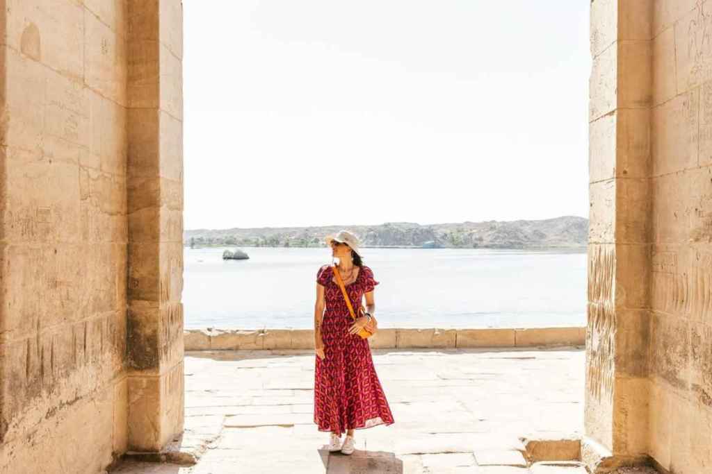 Lourdes Montes con vestido y Converse durante su viaje a Egipto