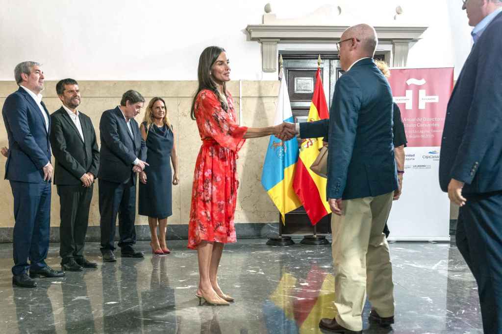 El look de la reina Letizia en Tenerife
