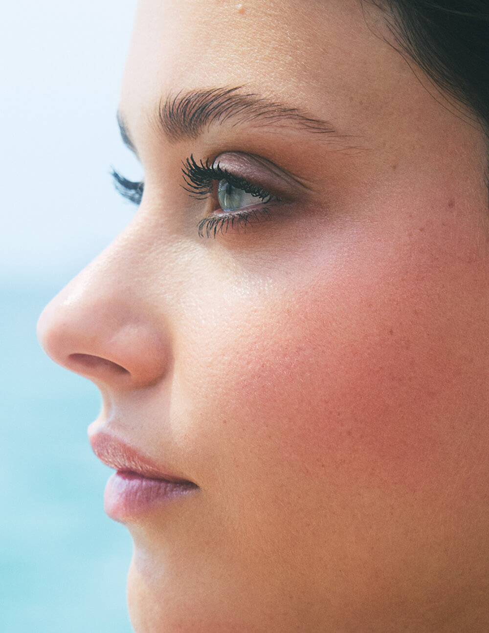 Para enmarcar aún más su mirada, se ha utilizado el lápiz de cejas Diorshow Brow Styler y la paleta de sombras de ojos Diorshow 5 Couleurs en el tono 647 Silk Taupe. Ambos, de Dior Beauty.