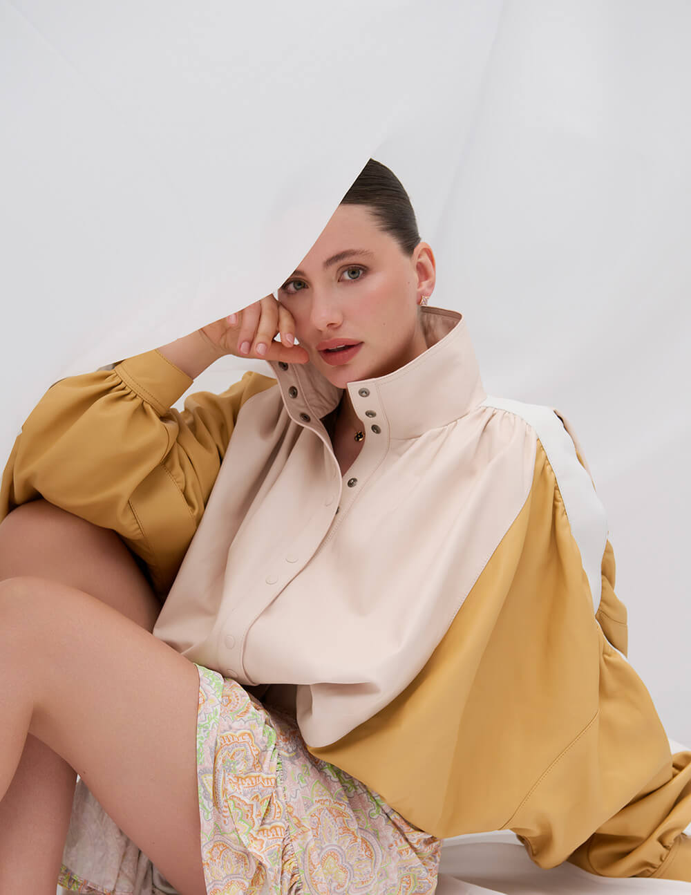Cazadora bomber de piel
drapeada bicolor, de Louis
Vuitton.