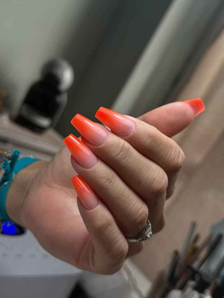 La manicura baby boomer también puede hacerse con tonos naranjas