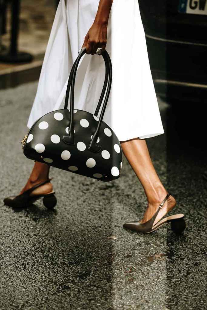 En bolsos es fácil llevar los lunares