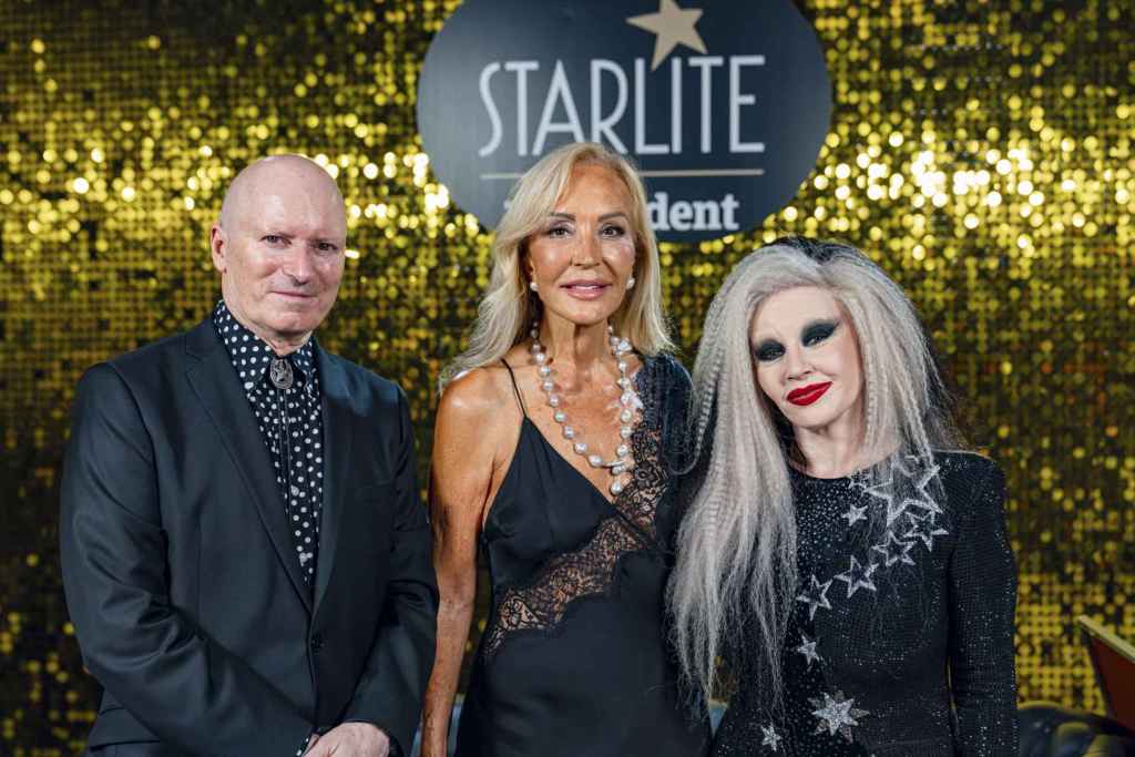 Carmen Lomana junto a Nacho Canut y Alaska en el Starlite de Marbella 