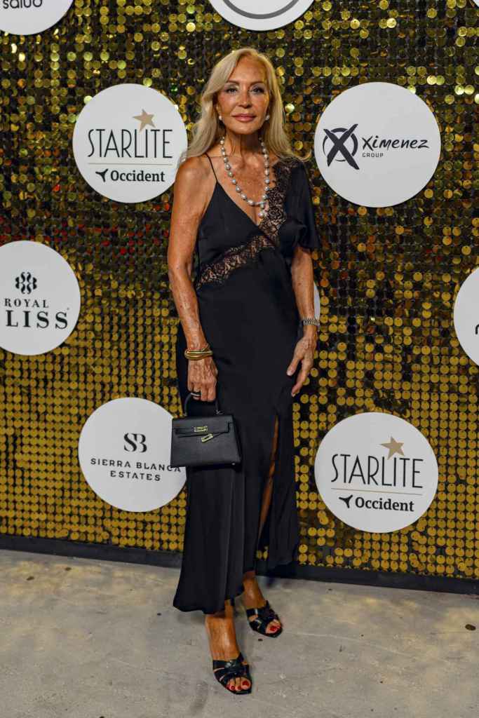 Carmen Lomana en el Starlite de Marbella con un vestido lencero negro
