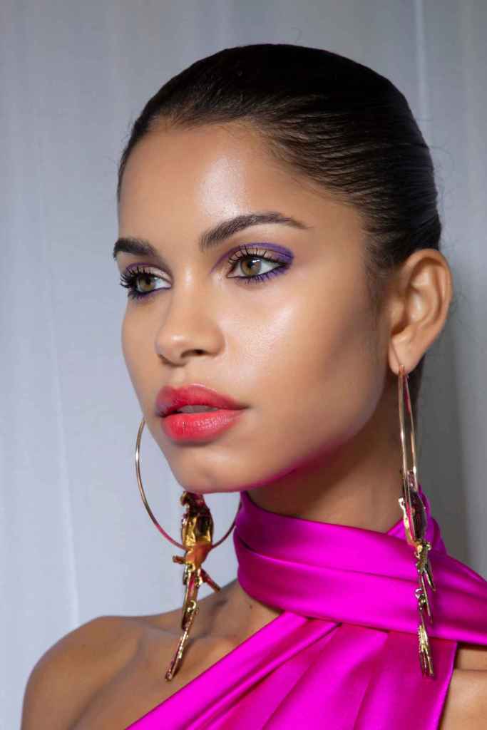 El eyeliner morado sienta genial a los ojos verdes