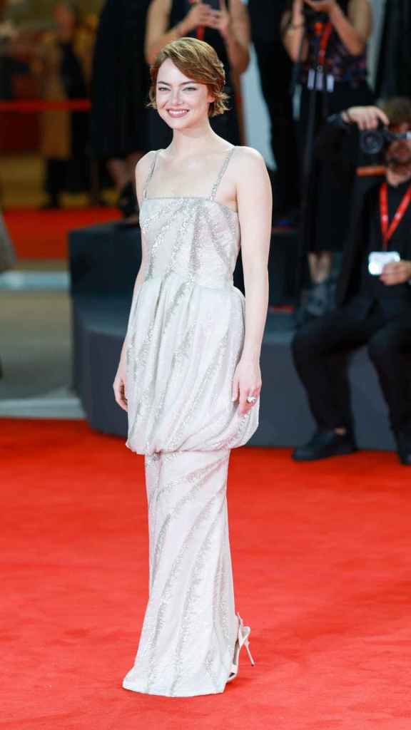 El look de Emma Stone en la alfombra roja del segundo día del Festival de Venecia