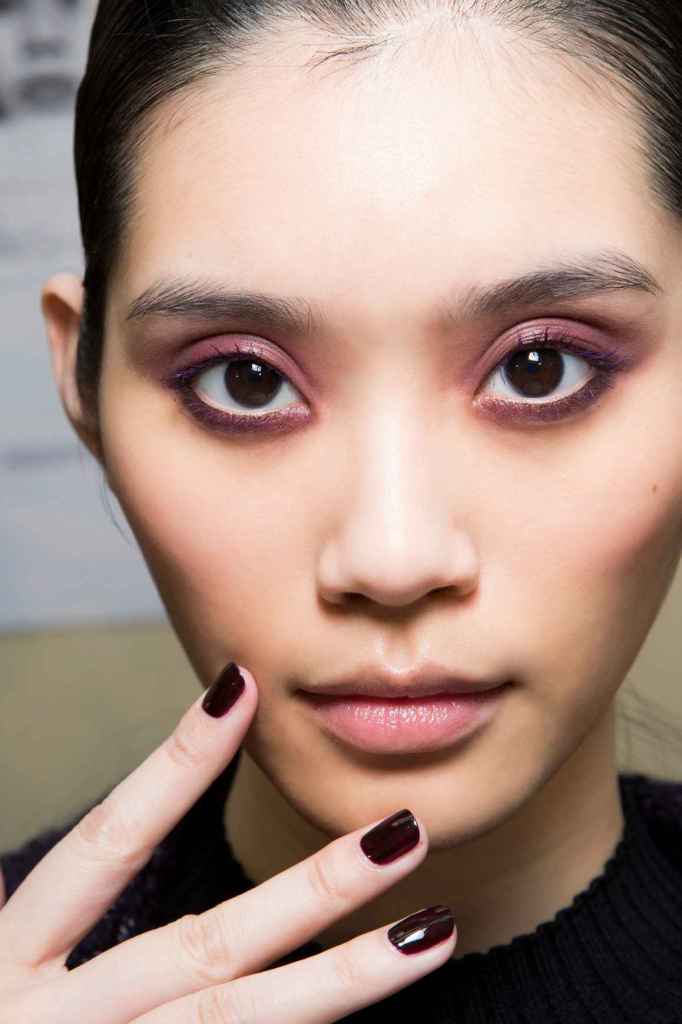 El color burdeos es una muy buena opción para usar en el eyeliner si tienes los ojos marrones