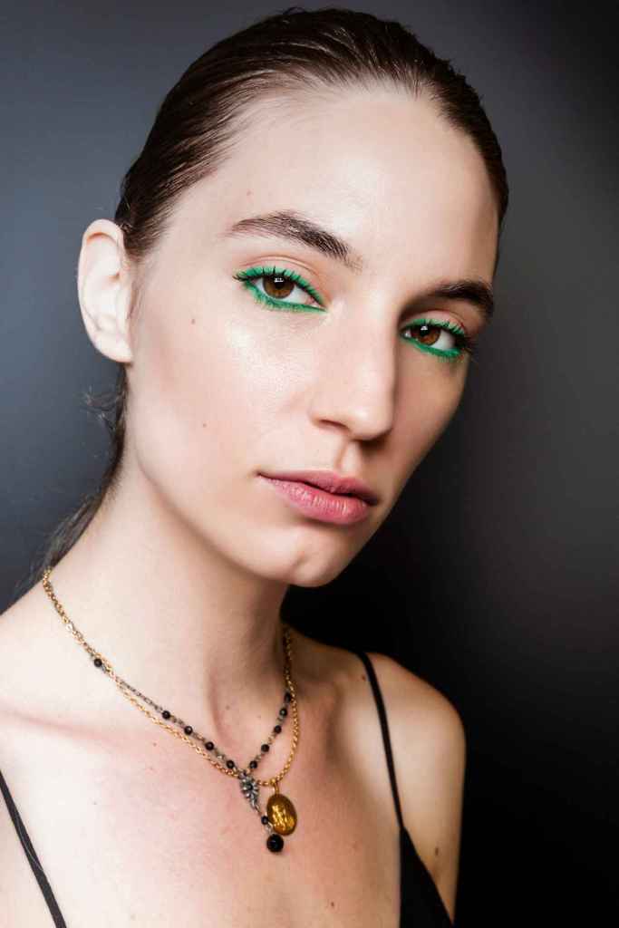 A la hora de crear contraste con los ojos marrones el azul y el verde son los tonos por excelencia