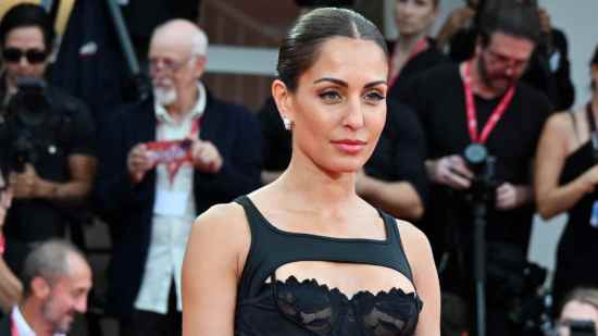 El look de Hiba Abouk en el Festival de Venecia