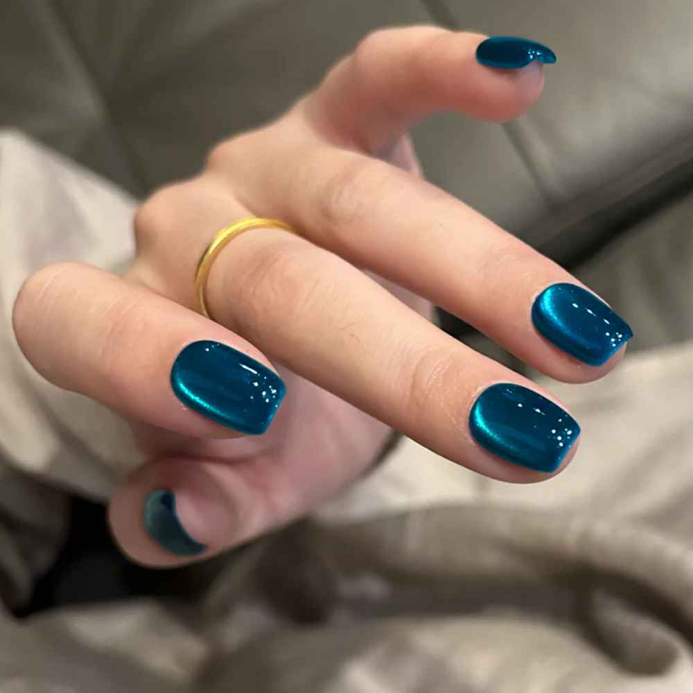 Las jelly nails en color azul son más arriesgadas pero quedan igual de bien