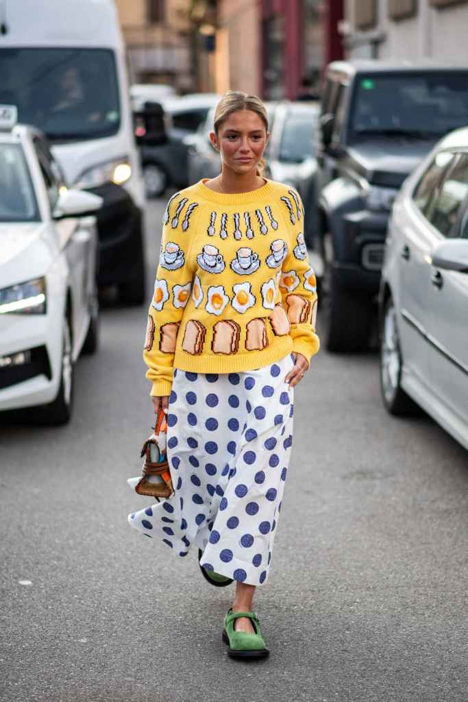 Las faldas midi y los lunares son un sí rotundo