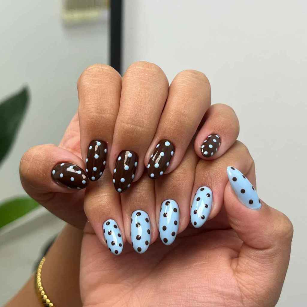 Combinar y jugar con los colores es una forma de darle un toque divertido a la manicura de lunares