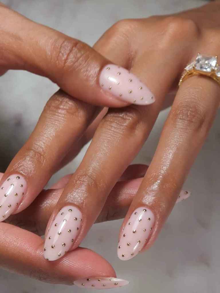 La manicura de lunares con detalles dorados es ideal para un toque brillante en nuestras uñas