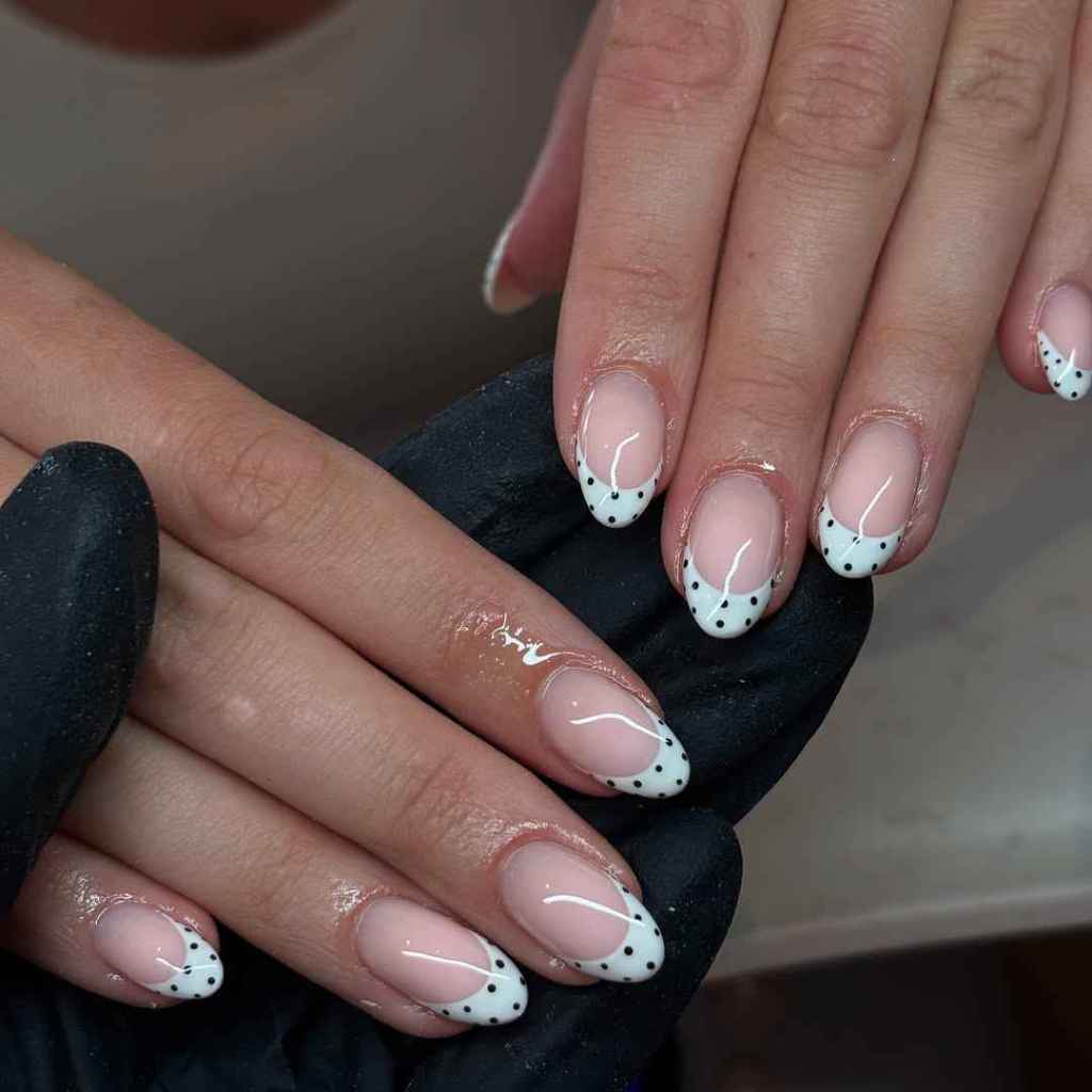 La manicura francesa con lunares es ir un paso más allá