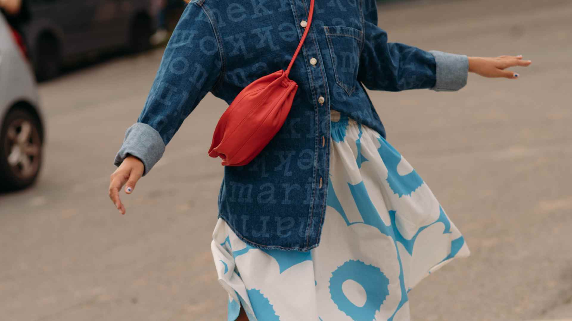 Las manicuras de lunares son tendencia esta temporada