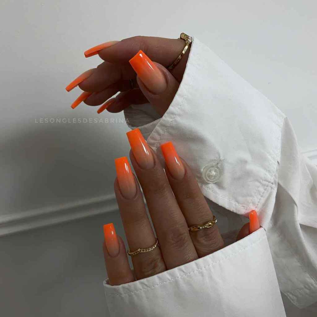 La manicura baby boomer también puede hacerse con tonos naranjas