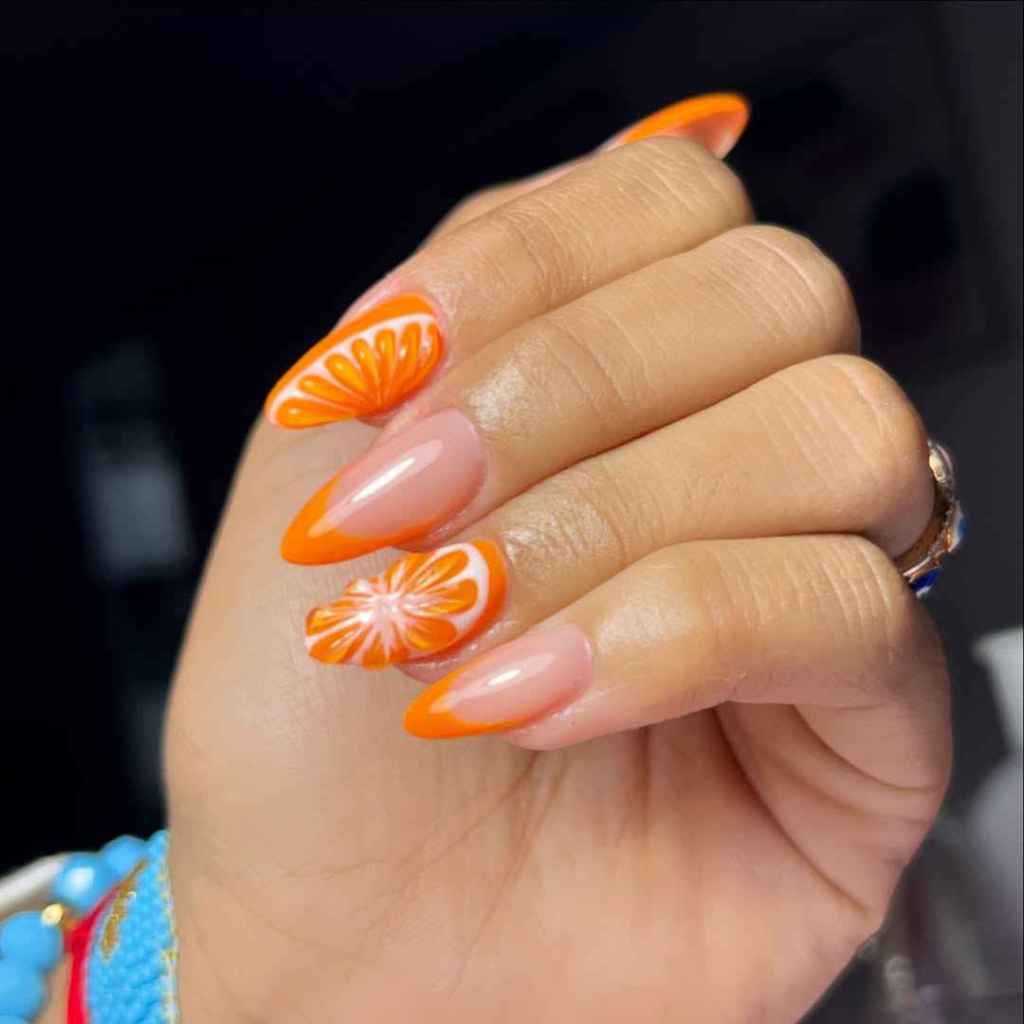 Las manicuras naranjas llaman a meterles detalles cítricos con nail art
