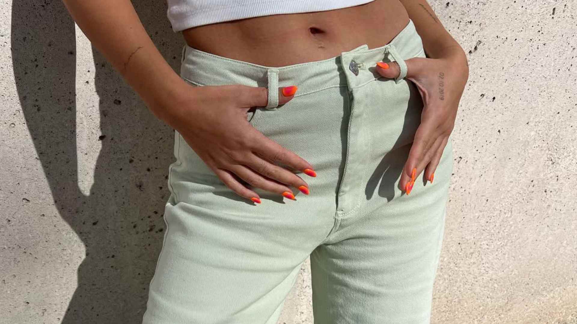 Las manicuras naranjas son tendencia en verano