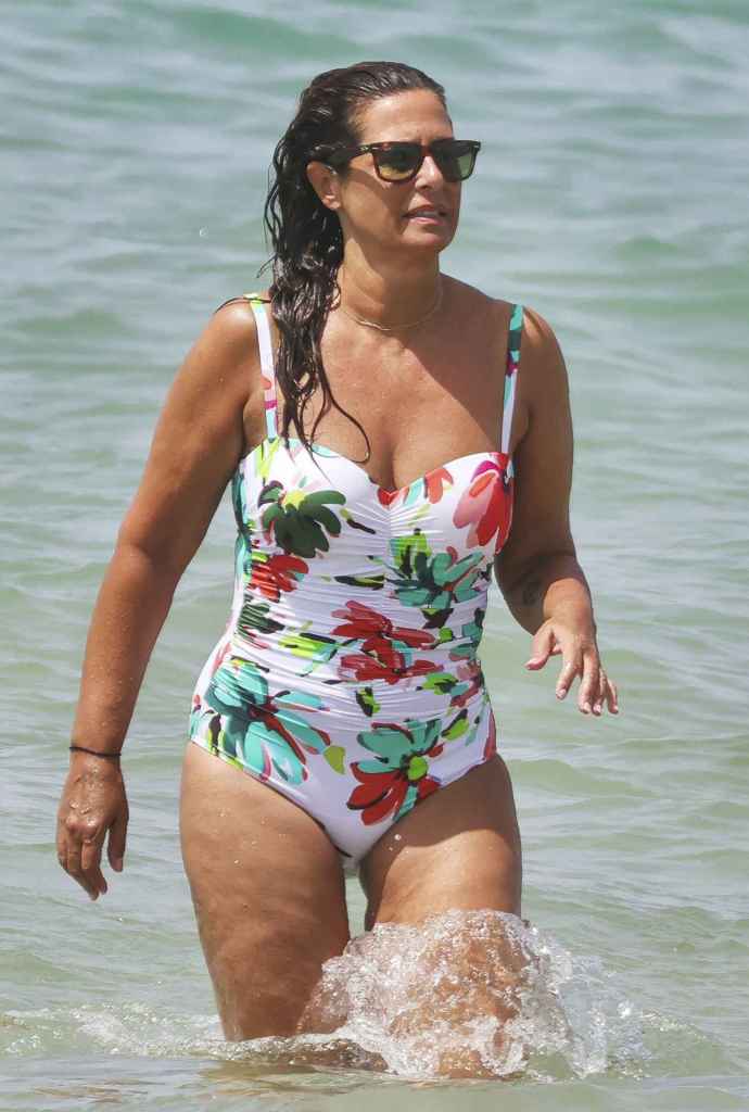 El look de playa de Nuria Roca con bañador de flores efecto vientre plano