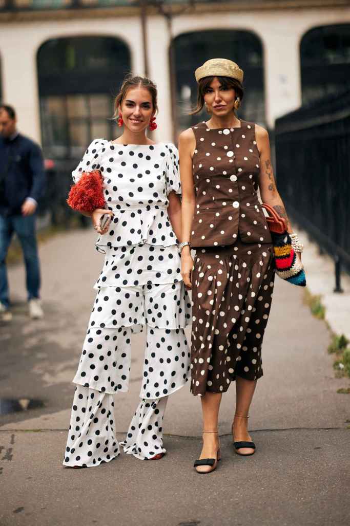 Los total looks de lunares son de lo más llamativos y están a la orden del día