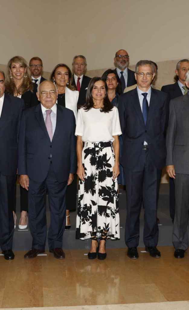 La reina Letizia con una falda estampada de Zara en 2022
