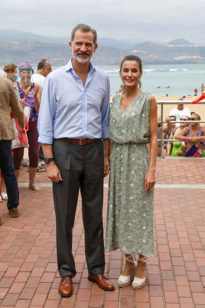 La reina Letizia con un vestido de Zara en su visita a Gran Canaria tras el coronavirus en 2020
