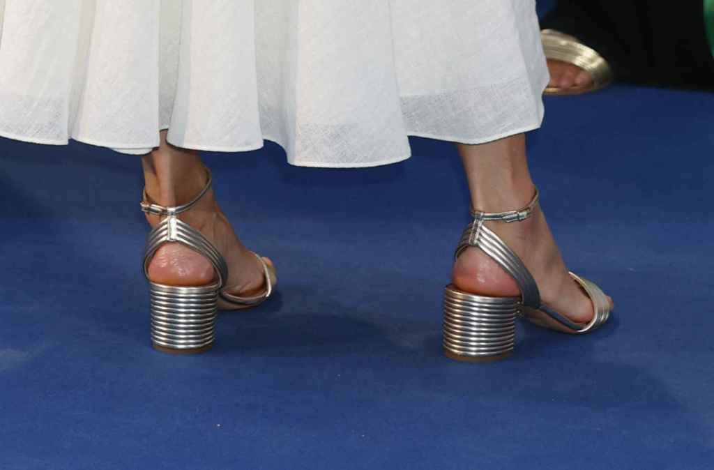 Detalle de las sandalias de la reina Letizia en el Atlántida Film Fest de Mallorca