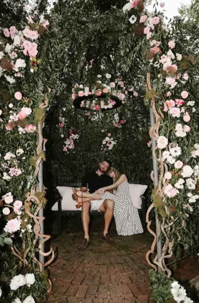 La fotografía con la que Taylor Swift y Travis Kelce han anunciado su compromiso