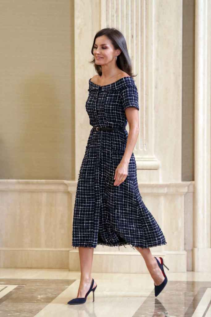 Letizia con un vestido de tweed de Zara