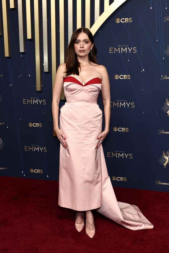 Aimee Lou Wood en los premios Emmy 2025 