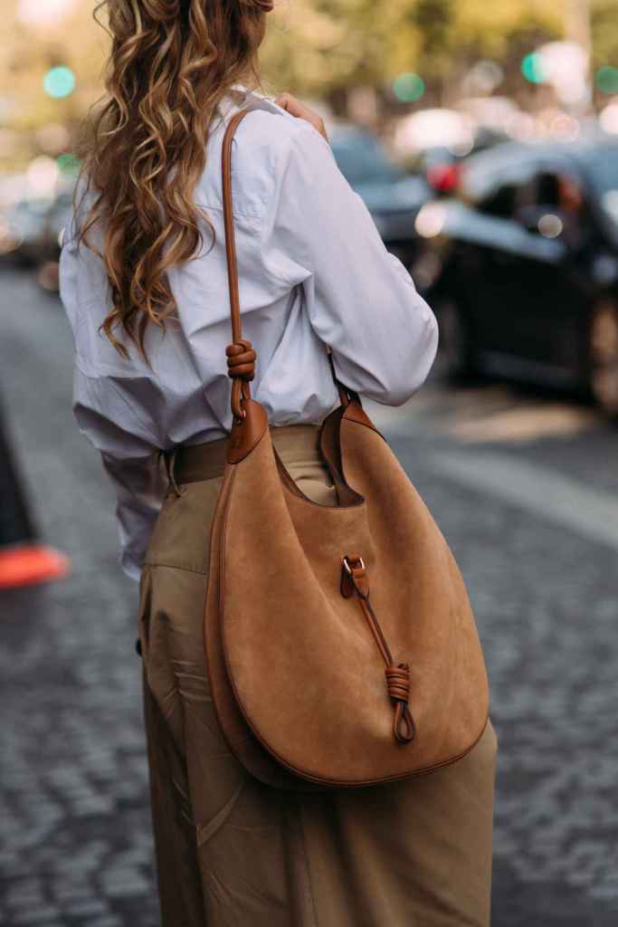 En París hemos visto muchísimos bolsos de ante durante la Semana de la Moda 