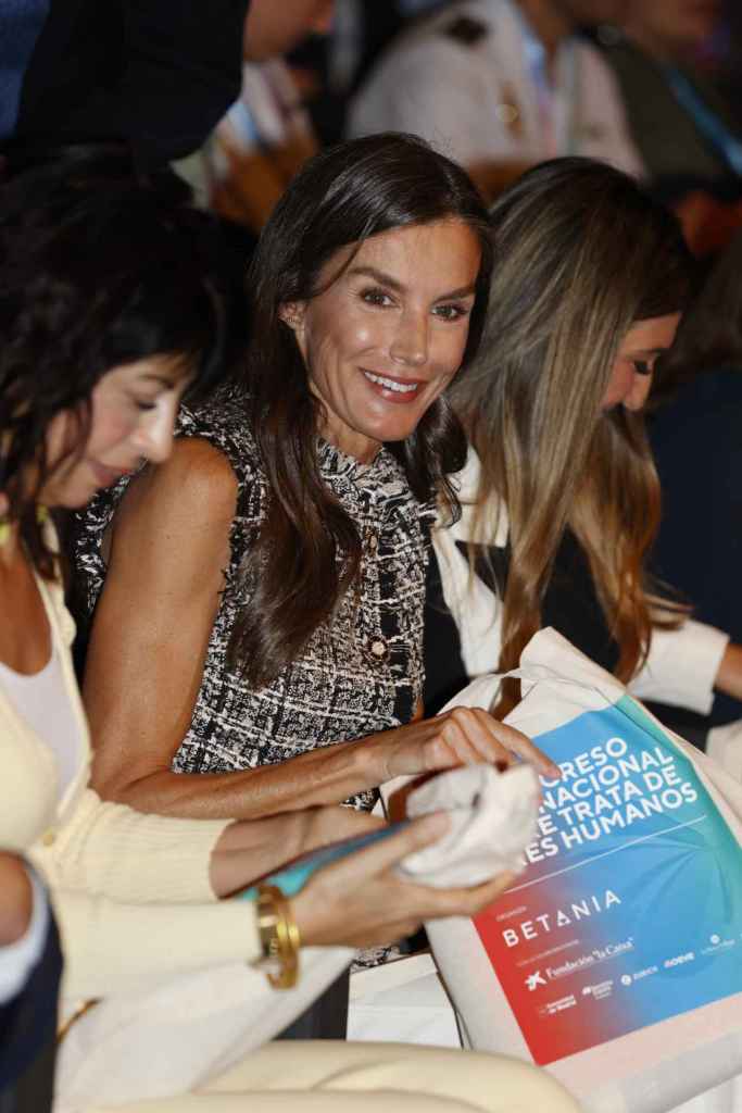 El chaleco hecho especialmente para la reina Letizia por las trabajadoras de APRAMP 