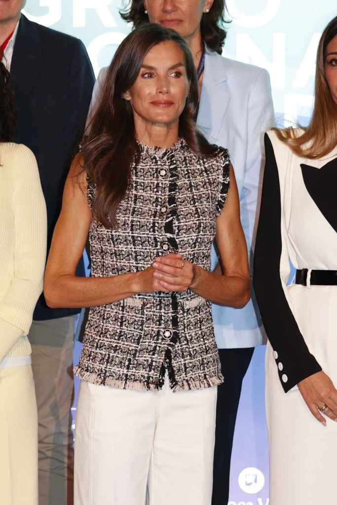 El chaleco hecho especialmente para la reina Letizia por las trabajadoras de APRAMP
