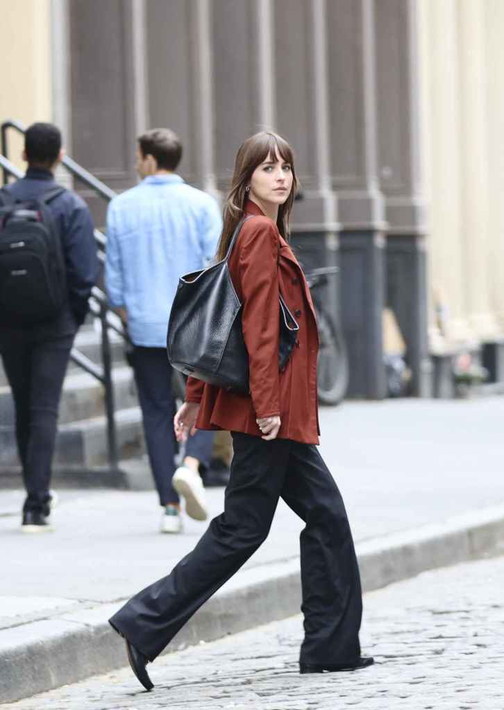 Dakota Johnson luciendo un bolso de la marca española Hereu en la película 'Materialistas'