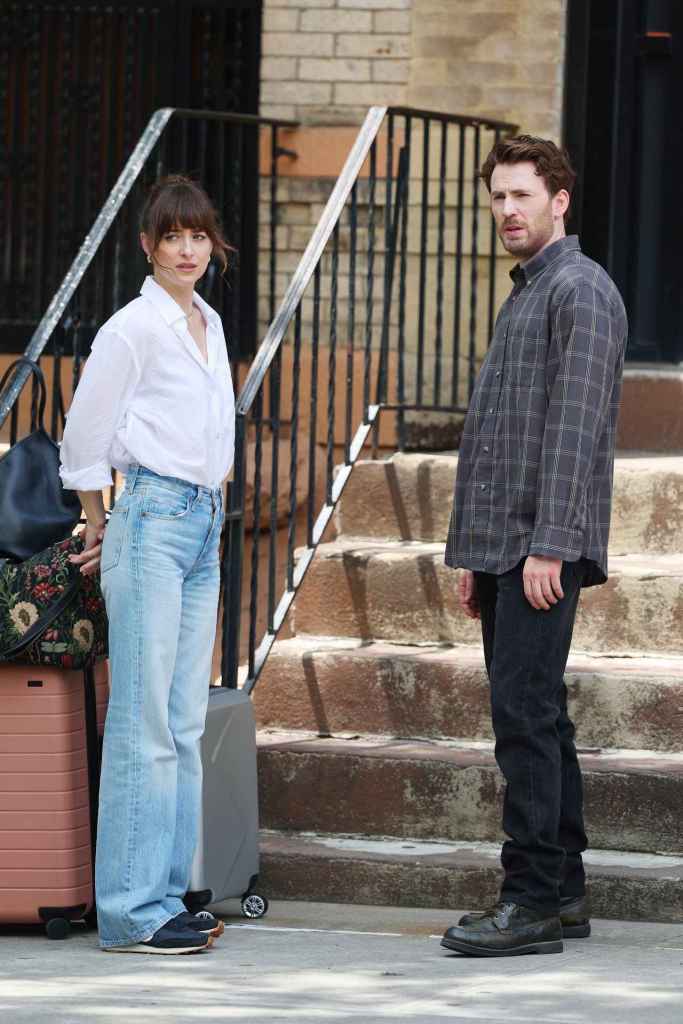 Dakota Johnson y Chris Evans en la película 'Materialistas'