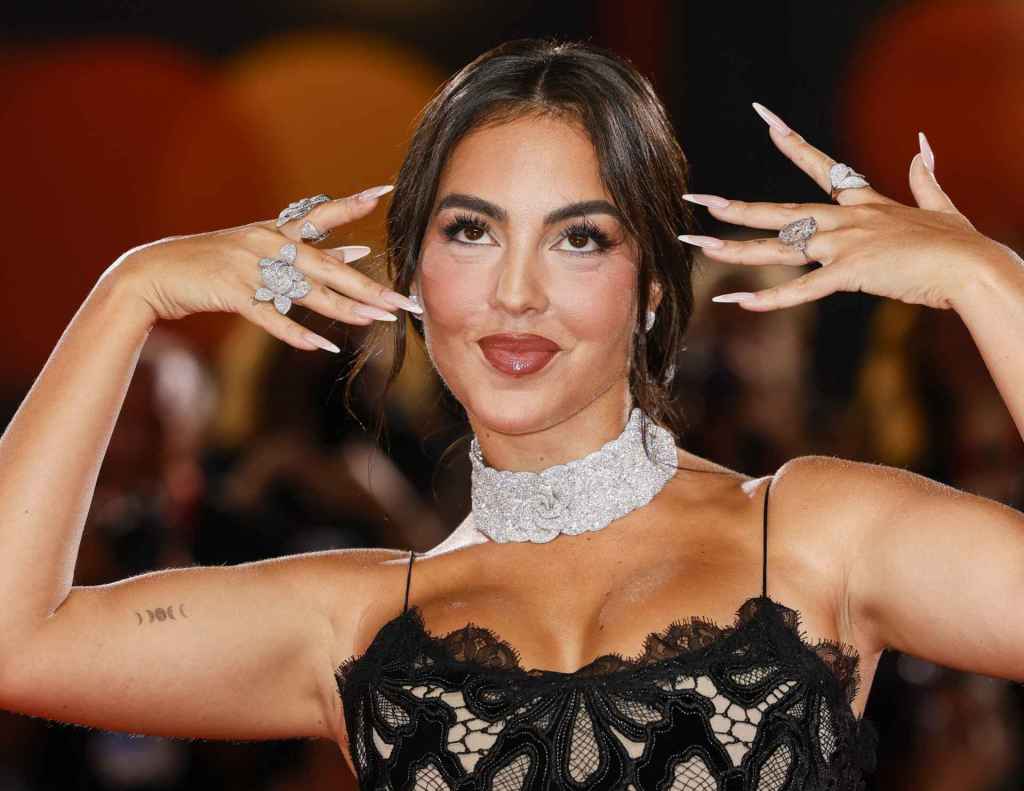 Georgina Rodríguez presumiendo de anillo de compromiso en la alfombra roja del Festival de Venecia