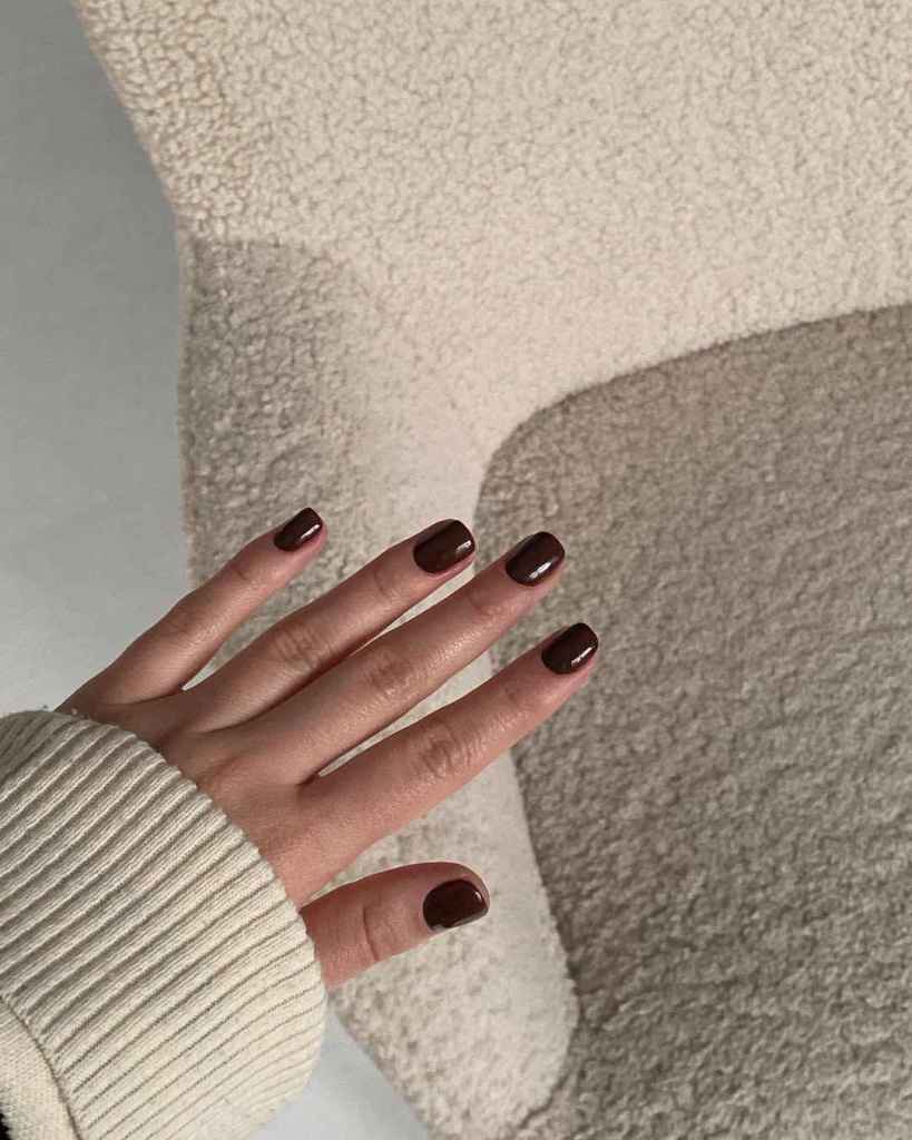 La manicura marrón chocolate es tendencia esta temporada 