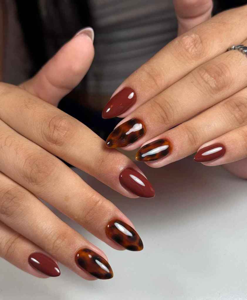 Una manicura marrón chocolate con detalles carey es un acierto seguro 