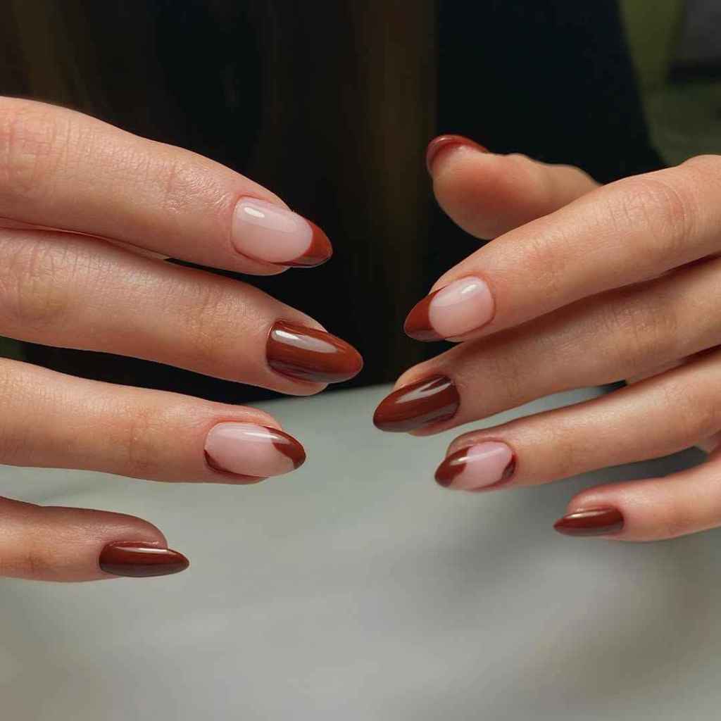Una manicura más minimalista con detalles en marrón chocolate puede ser una buena idea para empezar