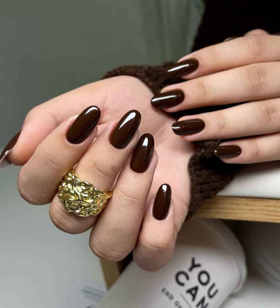 Una manicura lisa en marrón chocolate es una apuesta segura