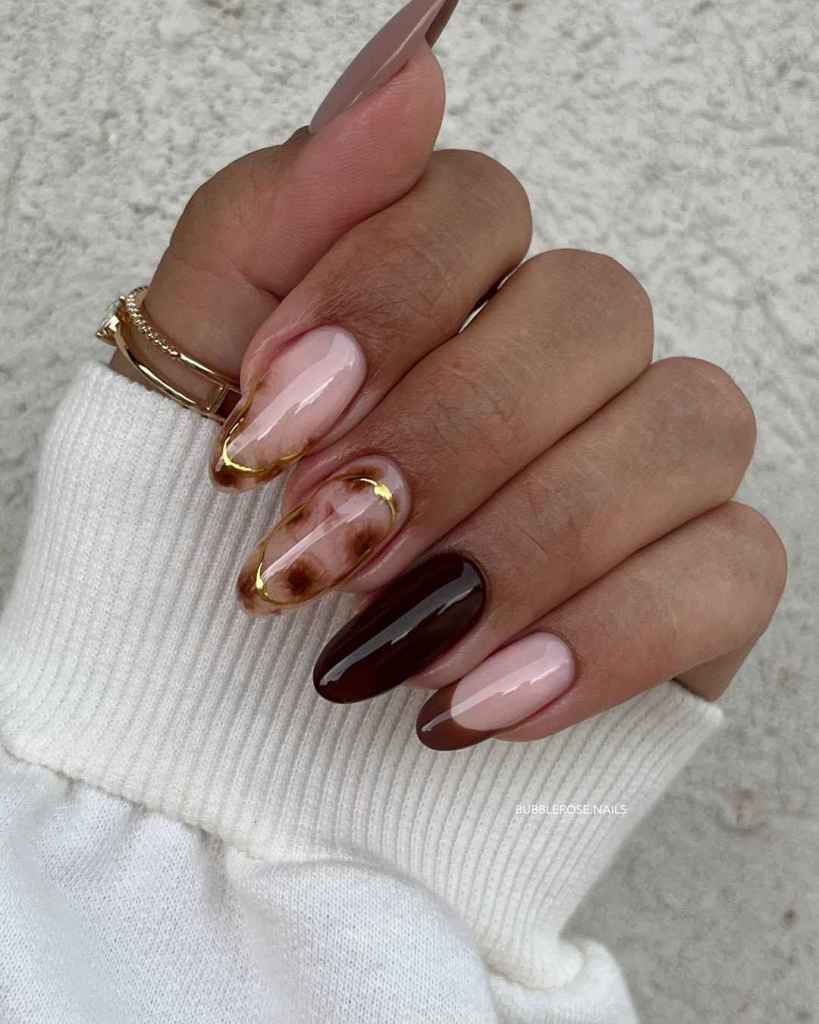 El marrón da mucho juego para pintar nail art encima 