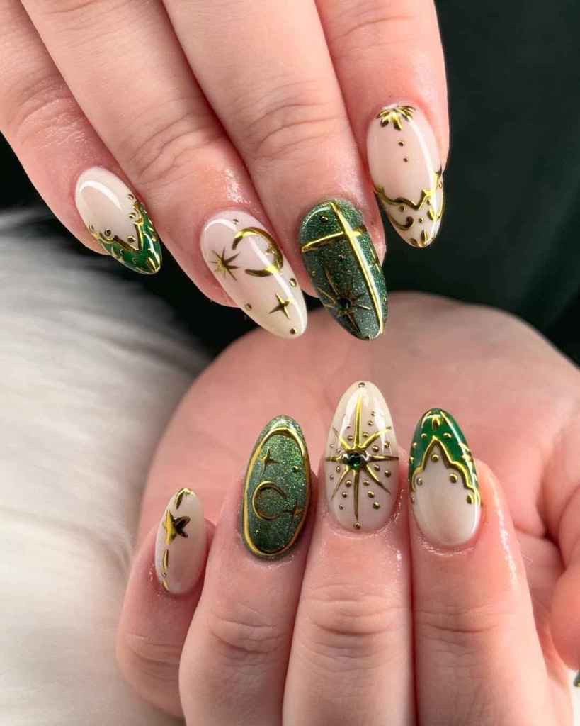 El nail art con tonos dorados sobre verde tiene un resultado espectacular