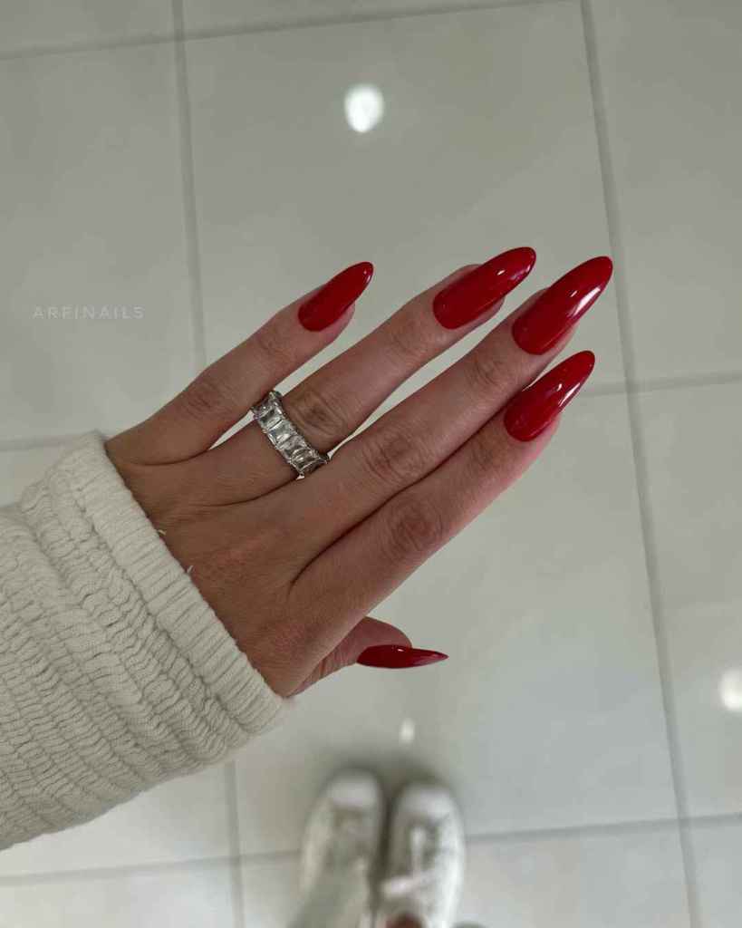 El rojo es un color que siempre queda bien con las uñas largas