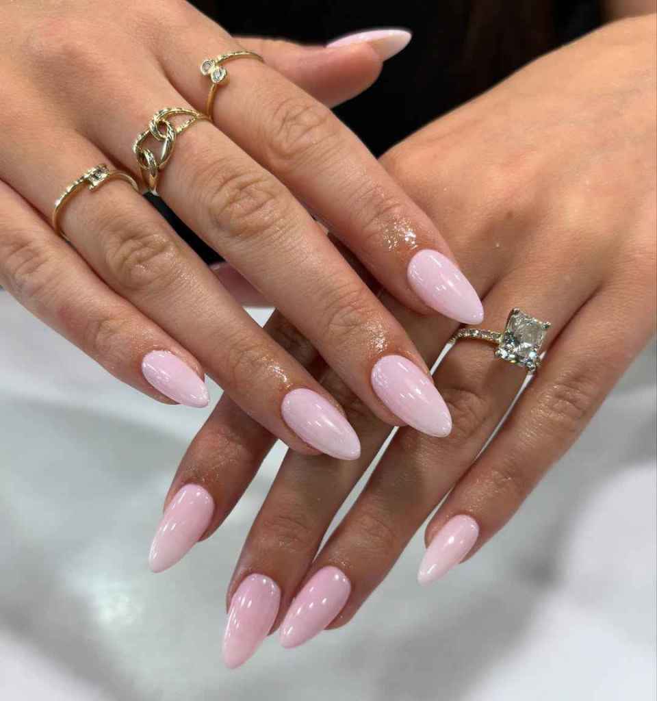 Nunca puedes fallar con una manicura color rosa 