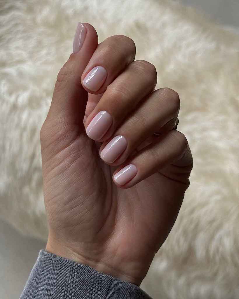El rosa claro es un sí rotundo siempre, pero en uñas cortas especialmente