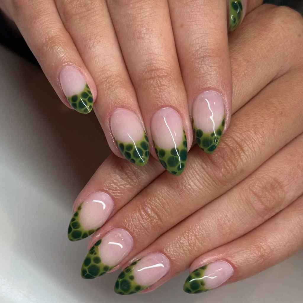 Manicura verde francesa con detalles de animal print 