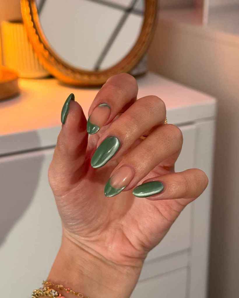 Manicura verde con detalles pintados