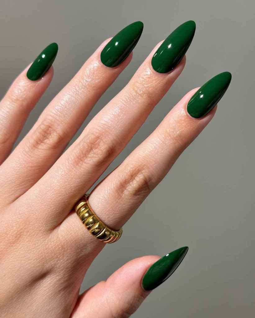 El verde es uno de los colores tendencia en uñas este otoño-invierno 