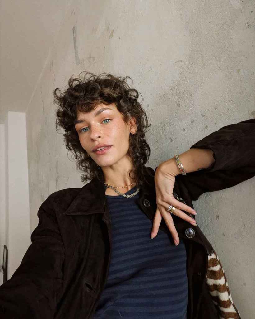 Esta temporada el mullet sigue siendo uno de los cortes favoritos de las chicas con pelo rizado 